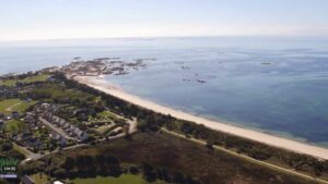 La pointe de Mousterlin, au loin, l'archipel des Glénan